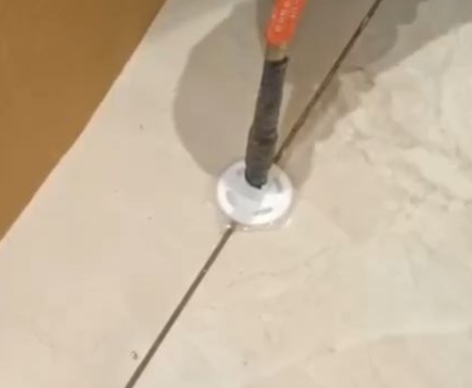 金昌瓷砖空鼓维修公司专业解答瓷砖在铺贴过程中，如果没有涂抹均匀到位的粘结材料（如水泥砂浆或瓷砖胶），可能会导致以下问题